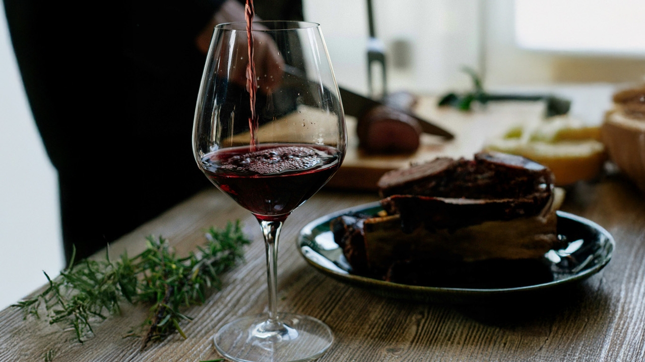 ตลาดไวน์โลกวิกฤติ ผลิตต่ำสุดรอบ 60 ปี คนดื่มน้อยลง เน้นคุณภาพ Gen Z นำเทรนด์ ดันผู้ผลิตเร่งปรับตัว