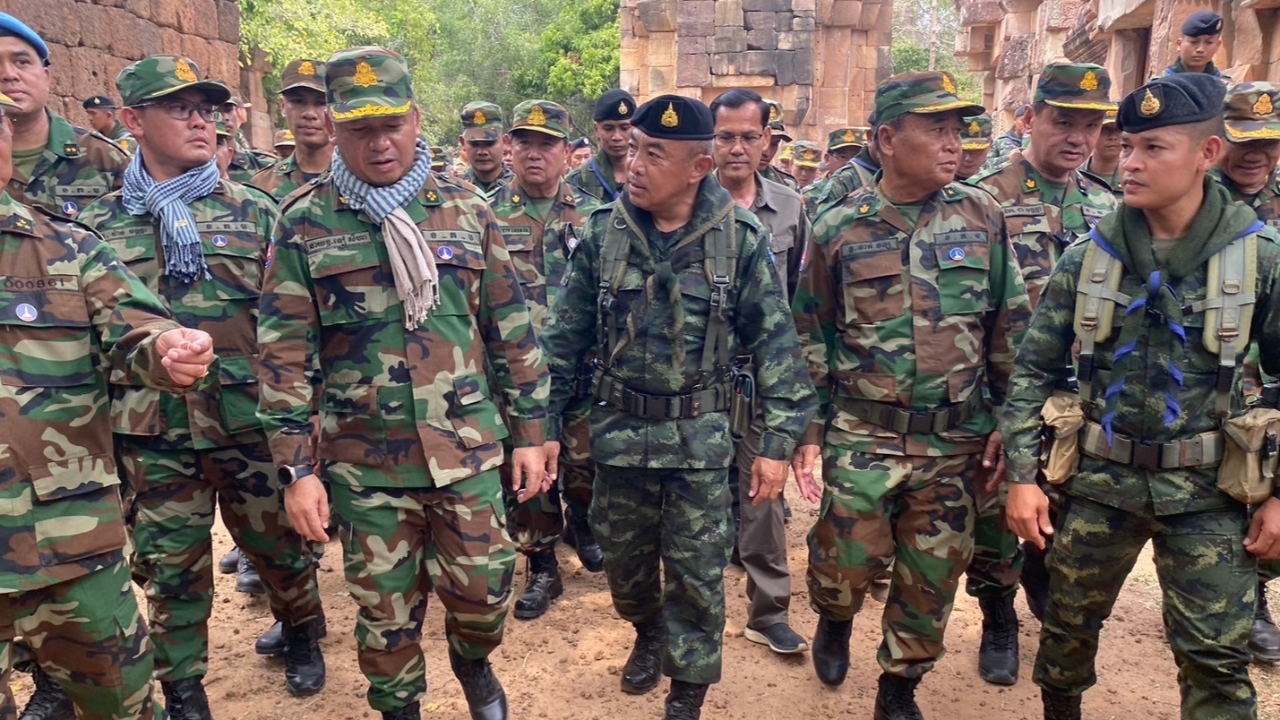 รมว.กลาโหมกัมพูชา ชมปราสาทตาเมือนธม พูดคุยทหารไทย ถามยอดนักท่องเที่ยว