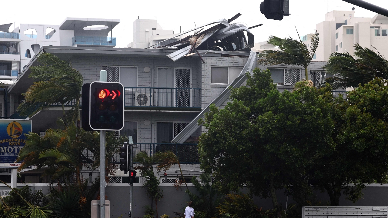 ออสเตรเลียรับมือพายุโซนร้อนพัดขึ้นฝั่งทางชายฝั่งตะวันออก คาดจะมีฝนตกหนักและน้ำท่วม