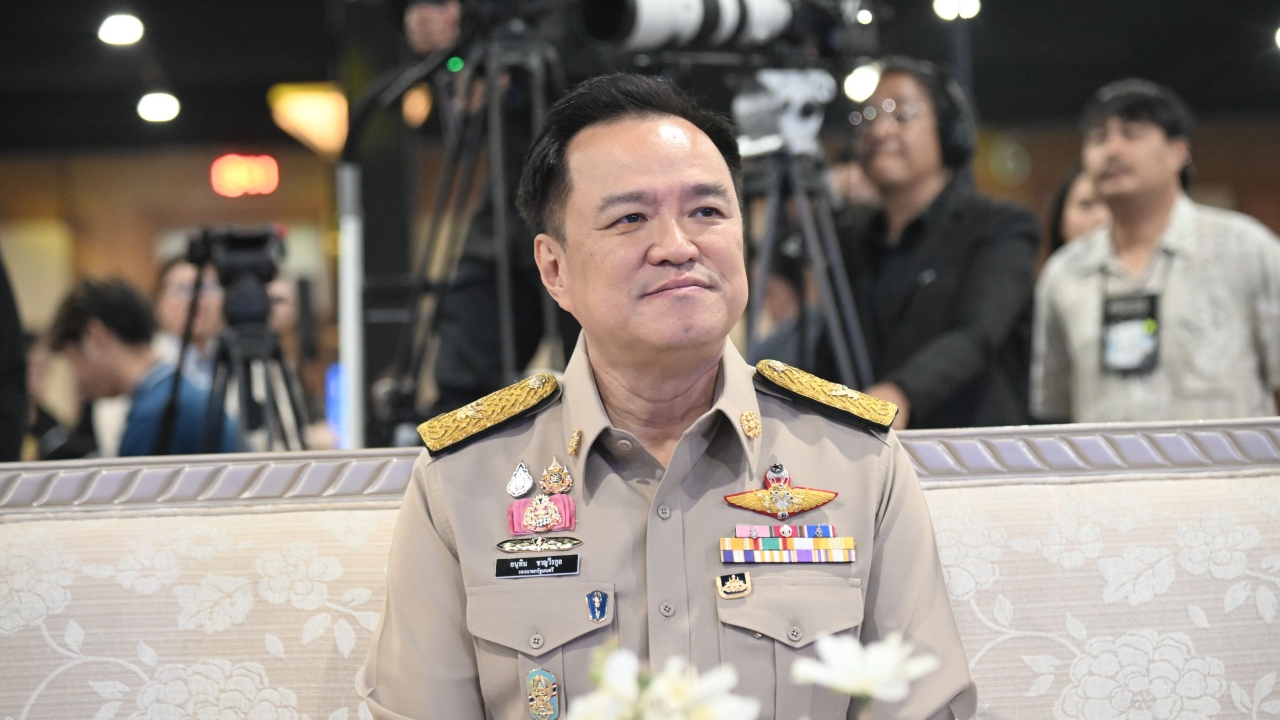 “อนุทิน” ยัน เสถียรภาพรัฐบาล “บวก บวก บวก” สวน “สว.อังคณา” ไม่ใช่เรื่องของท่าน