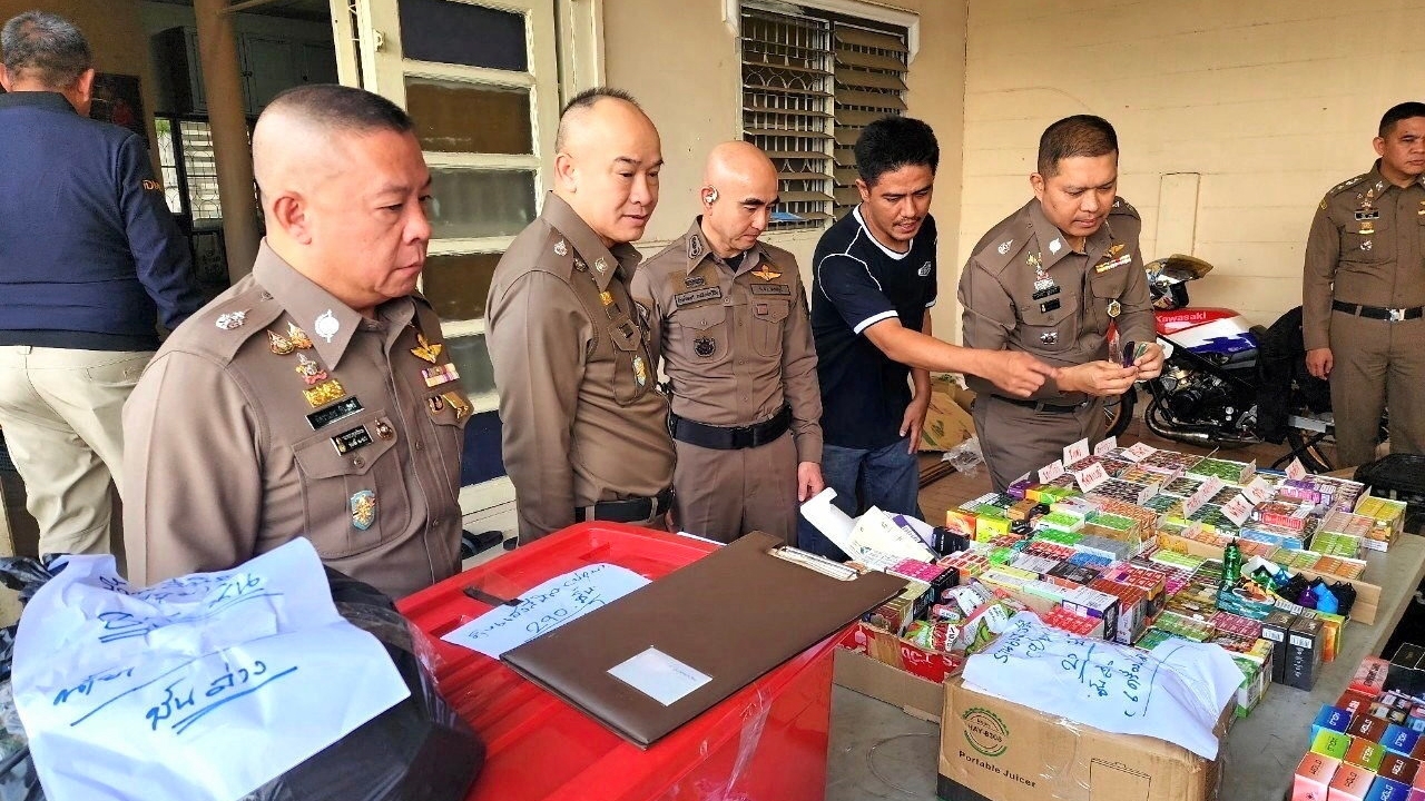 ตำรวจบุกรังใหญ่ คลังบุหรี่ไฟฟ้า ซุกในหมู่บ้านของกลางอื้อ