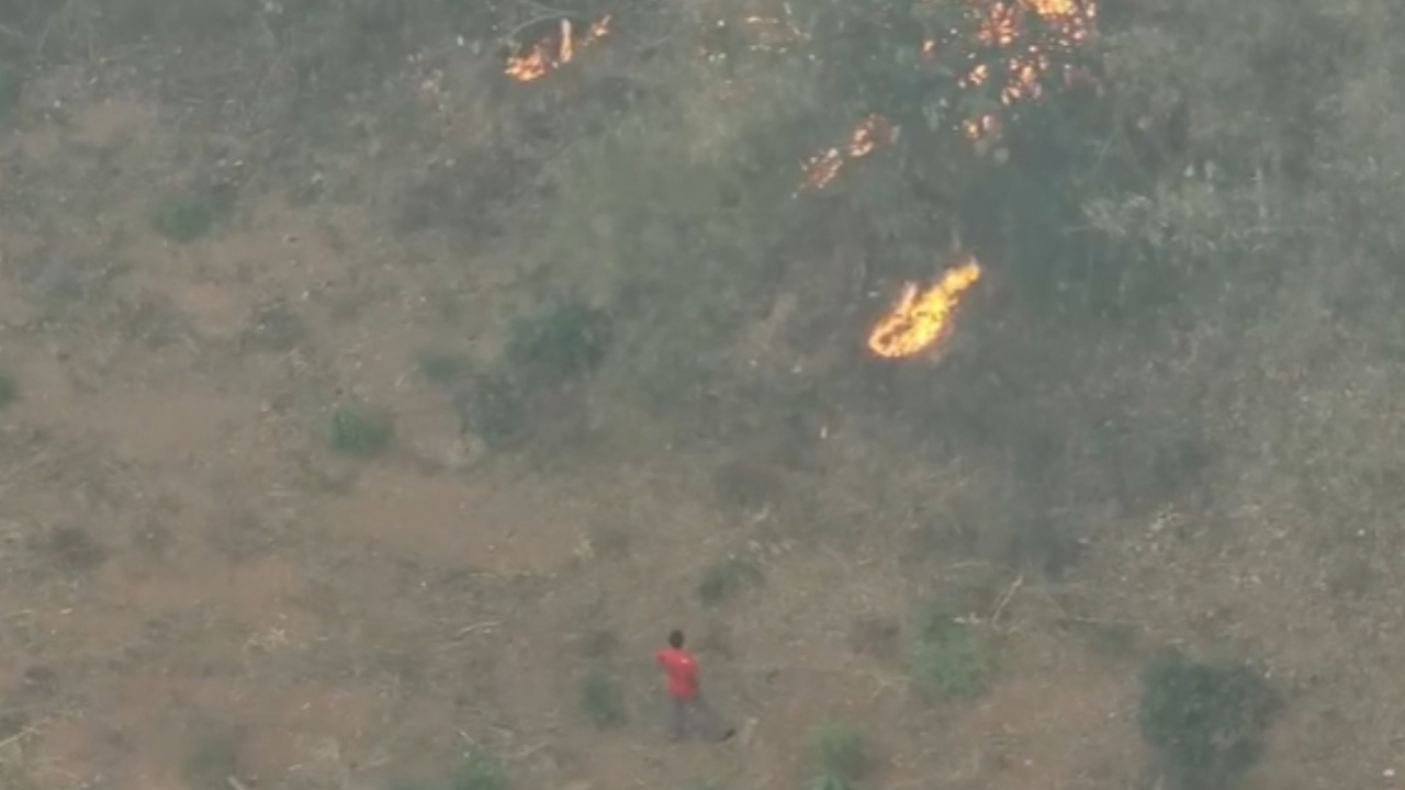 จับแล้ว "ชายเสื้อแดง" จุดไฟเผาป่า อ.ลี้ จ.ลำพูน อ้างมีเจ้าหน้าที่แนะนำให้ทำ