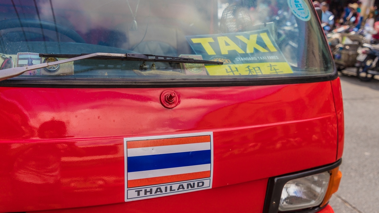 คู่รักนักท่องเที่ยว เล่นจ้ำจี้บนรถตุ๊กตุ๊ก โชเฟอร์ห้ามไม่ฟัง