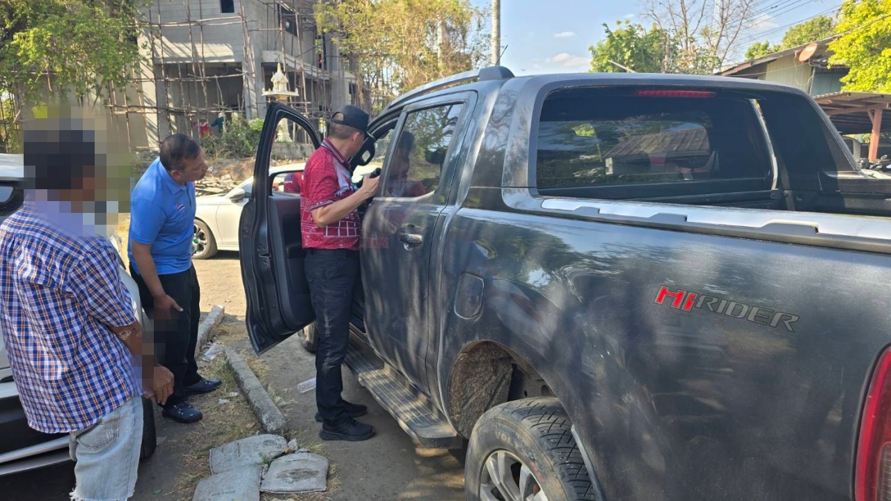 อดีตตำรวจป่วยจิต ชิงกระบะ ตชด. มีปืนในรถ ยึดลอตเตอรี่แม่ค้า ขับไปหานายเก่า