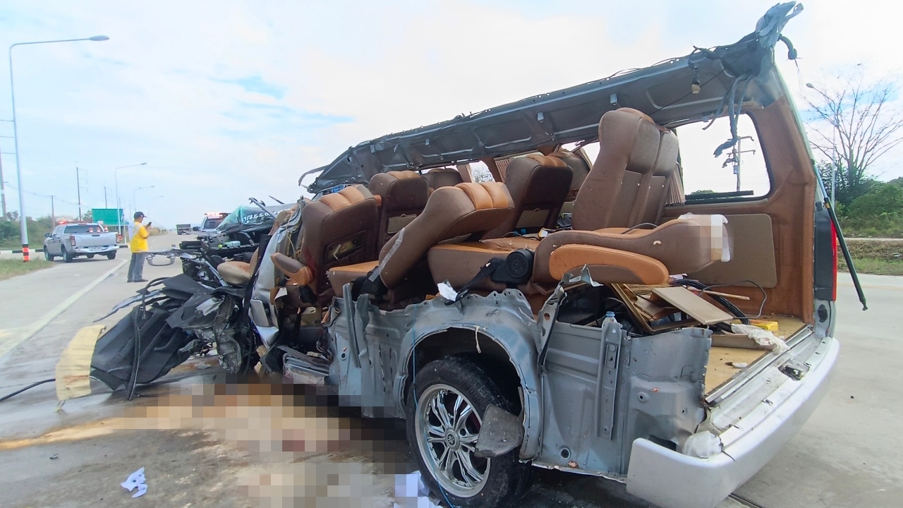 รถตู้แสวงบุญชนท้ายพ่วง ตัวรถฝั่งซ้ายหายไปทั้งแถบ ตาย 5 เจ็บ 4