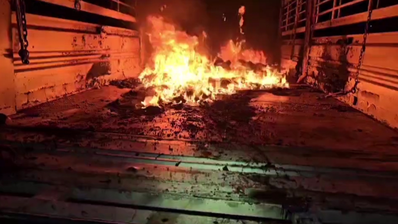 ตำรวจ สภ.เสริมงาม ไล่ล่า 2 ผู้ต้องหาชาย เผารถขนยาบ้าแล้วหลบหนี