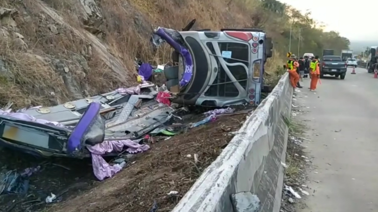 เจ้าของรถทัวร์ เล่านาทีก่อนรถพลิกคว่ำ ลมเบรกหมด ยอดผู้เสียชีวิตเป็น 18 ศพ