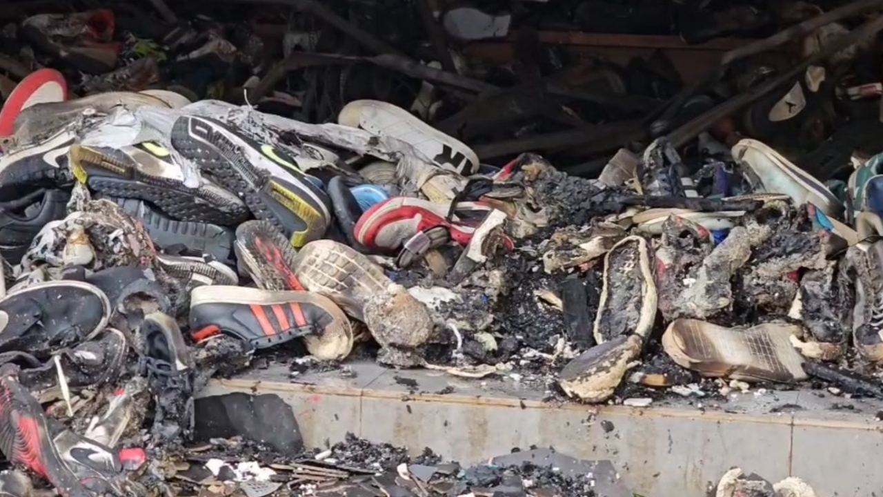 ไฟไหม้ตลาดโรงเกลือ พ่อค้าแม่ค้าเข่าทรุด คาดความเสียหายนับ 100 ล้าน