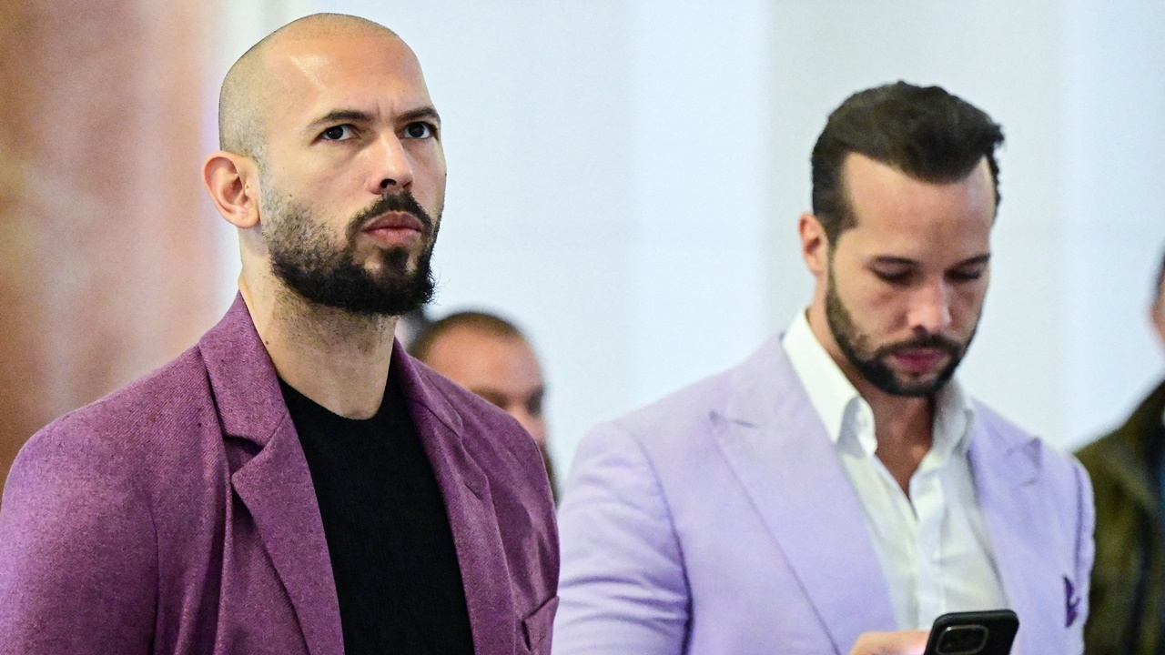 แอนดรูว์ เทต อินฟลูเอนเซอร์ดัง ผู้ต้องหาคดีค้ามนุษย์ เดินทางกลับสหรัฐฯ