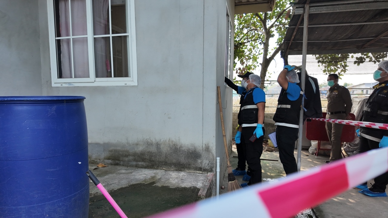 ฆ่าปาดคออดีตเมีย ก่อนปลิดชีพตัวเอง ลูกแทบช็อก นาทีเห็นศพแม่ทางหน้าต่าง