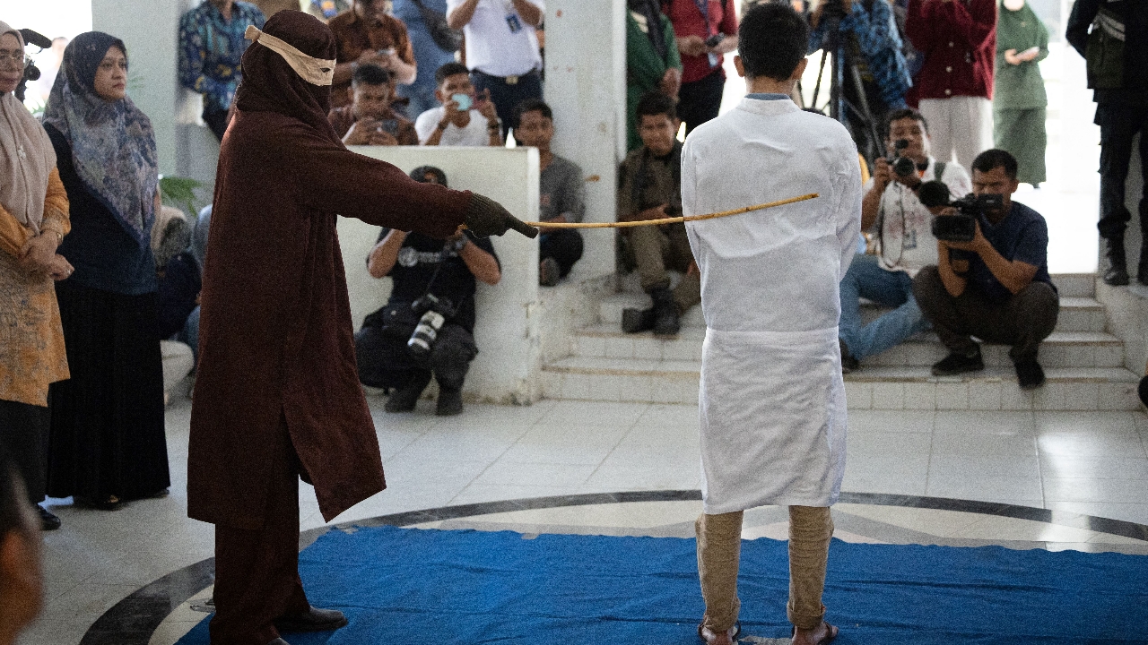 อินโดฯลงไม้เฆี่ยนหลังคู่รักเกย์กลางลานศาลากลางจังหวัด ฐานผิดแอบมีเพศสัมพันธ์ละเมิดกฎหมายอิสลาม