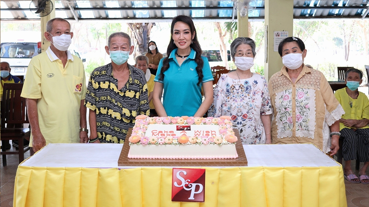 เอสแอนด์พีส่งมอบความสุขผ่านเค้กดอกไม้ยักษ์
