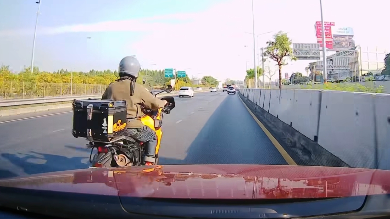 ถกสนั่น ดราม่าคลิปเก๋งเฉี่ยวมอเตอร์ไซค์ เจตนาชนหรือไม่ ล่าสุดทนายดังให้คำตอบ