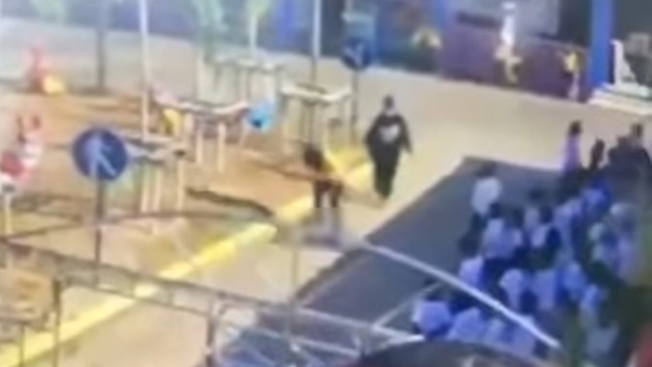 ครอบครัวรับไม่ได้ แจ้งความเอาผิดครู หลังเห็นคลิปใช้เท้าเหยียบ ด.ช. วัย 4 ขวบ