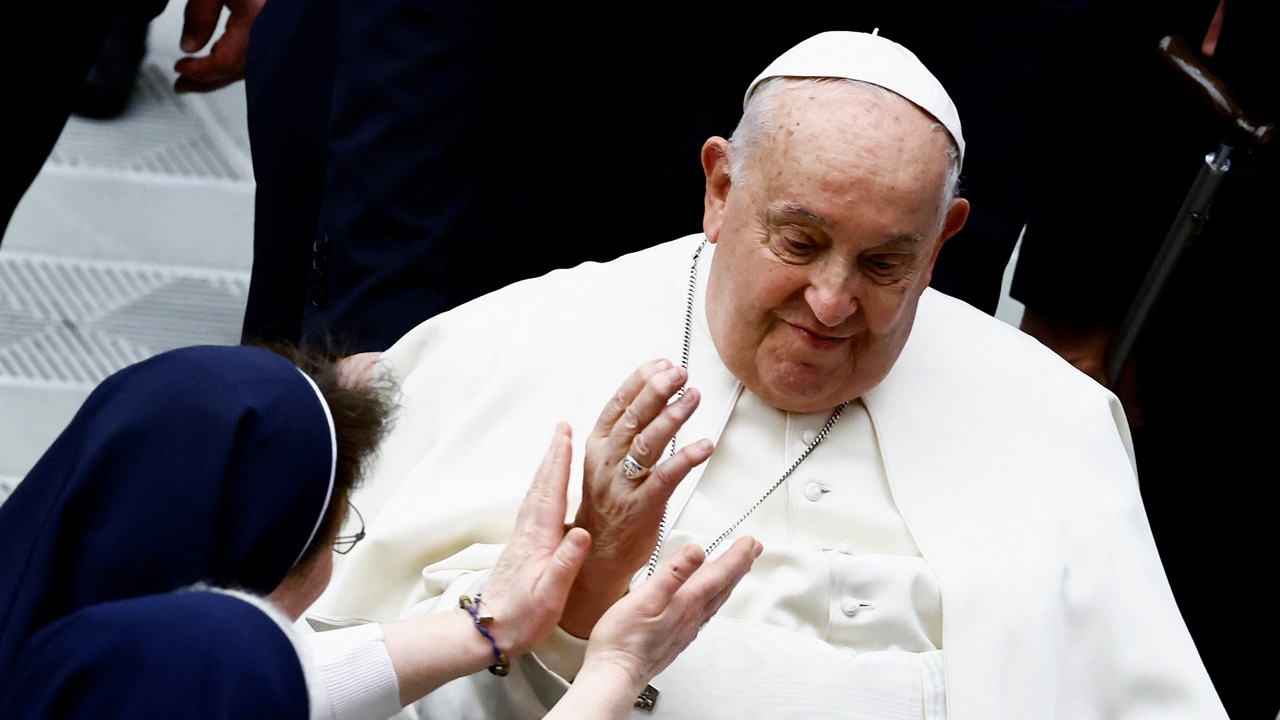 วาติกันเผย โป๊ปฟรานซิสดีขึ้นเล็กน้อยแม้ยังวิกฤติ สัญญาณโรคไตลดลง