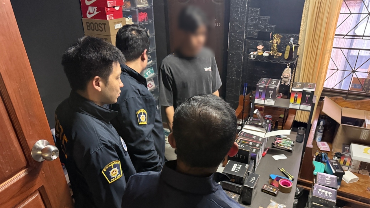 จับวัยรุ่นสร้างตัว ขายบุหรี่ไฟฟ้าผ่านกลุ่มไลน์ ยอดขายเดือนเป็นแสน ยึดของกลางเพียบ