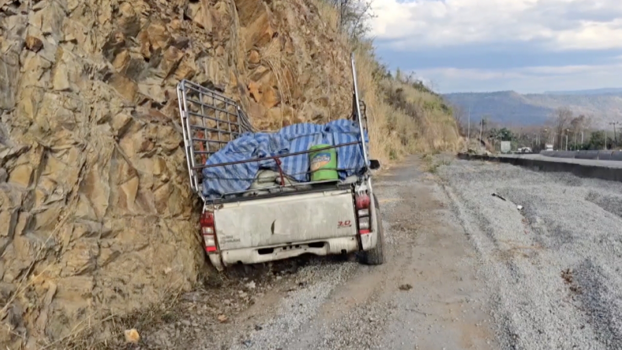 รถขนปุ๋ยเบรกแตก เสียหลักช่วงขาลงเขาโทน ห่างจากจุดรถทัวร์เกิดอุบัติเหตุ 500 ม.