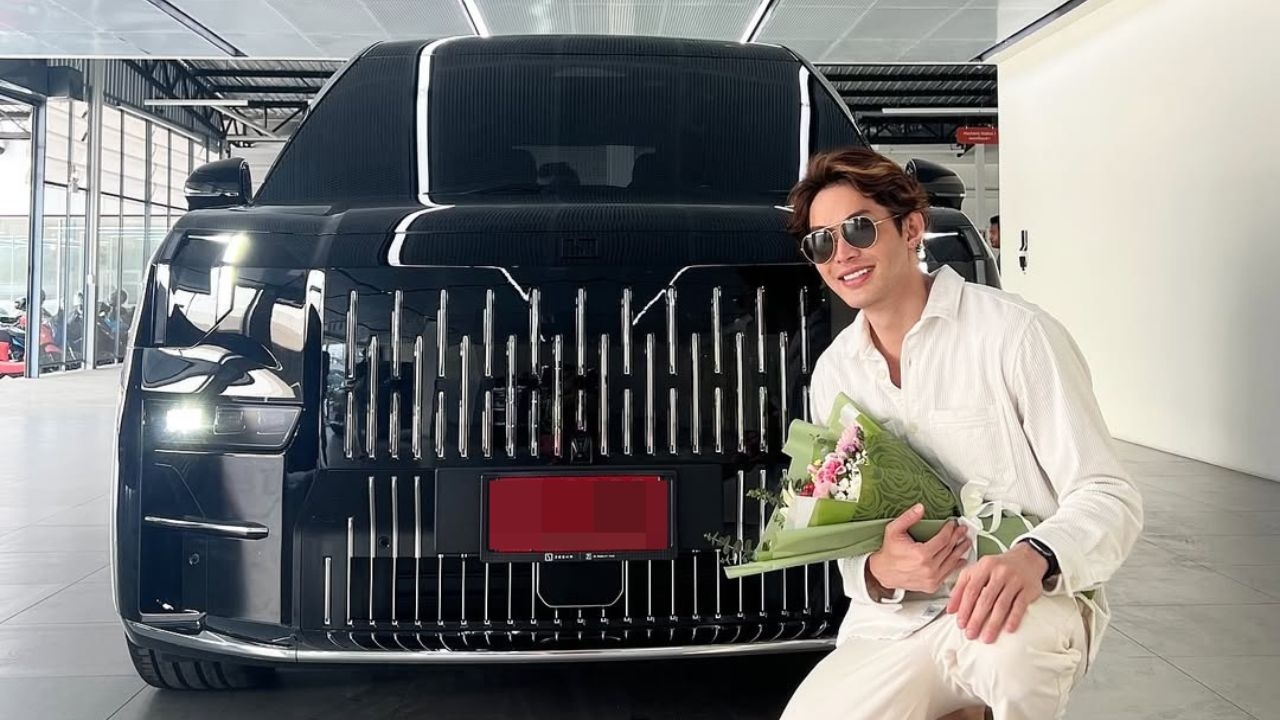 ดีเจมะตูม ถอยรถหรูป้ายแดง เปิดเลขทะเบียนให้เห็นชัดๆ คอหวยแห่ส่องรัวๆ