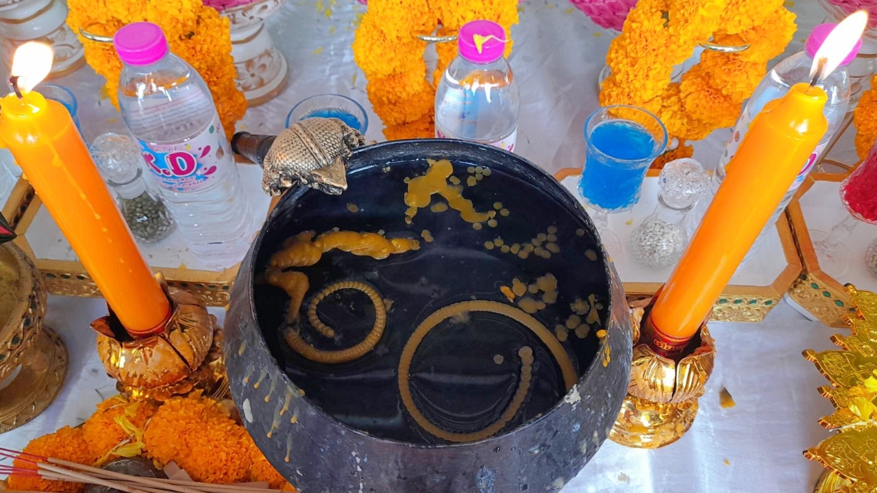 คอหวยส่อง "เลขเด็ด" ขันน้ำมนต์คำชะโนด เชื่อพ่อปู่แม่ย่าให้โชคงวด 1/3/68