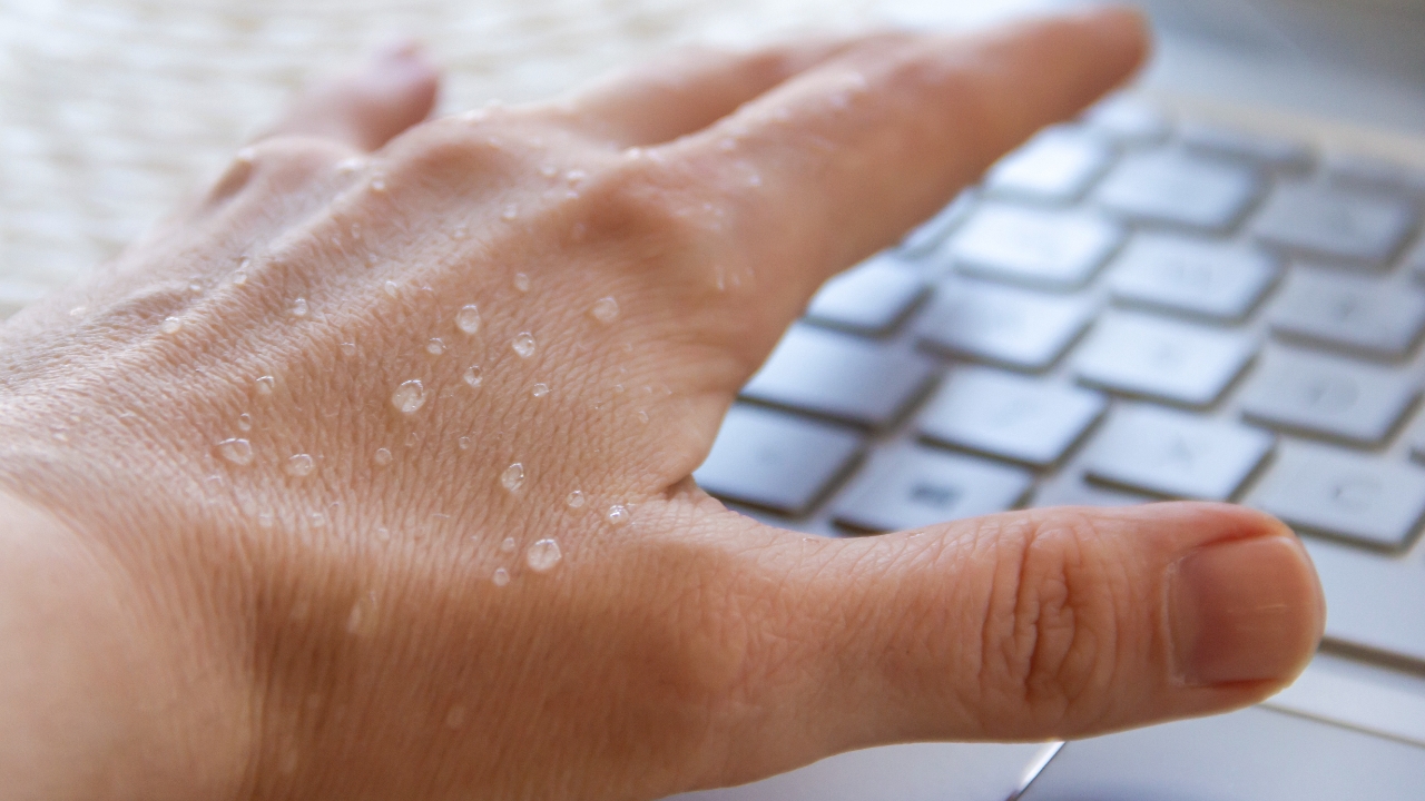 เหงื่อออกมือ คือสัญญาณเตือนภัยที่ควรระวัง