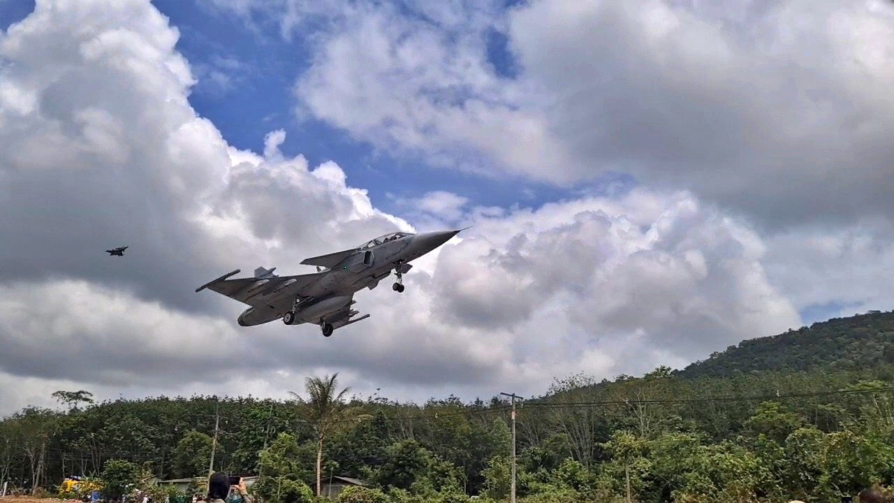 ซ้อมเส้นทางบิน "กริพเพน" 2 ลำ ขึ้น-ลงบนถนนหลวง ครั้งแรกในไทย