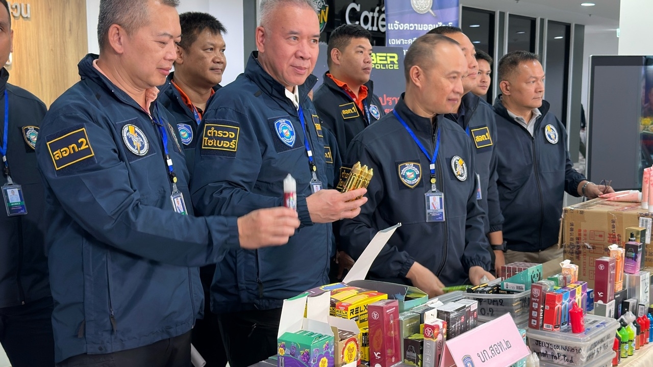 ตำรวจไซเบอร์ บุกตลาดสำโรง จับบุหรี่ไฟฟ้า พบร้านปิด แต่ยึดของกลางกว่า 1,200 รายการ