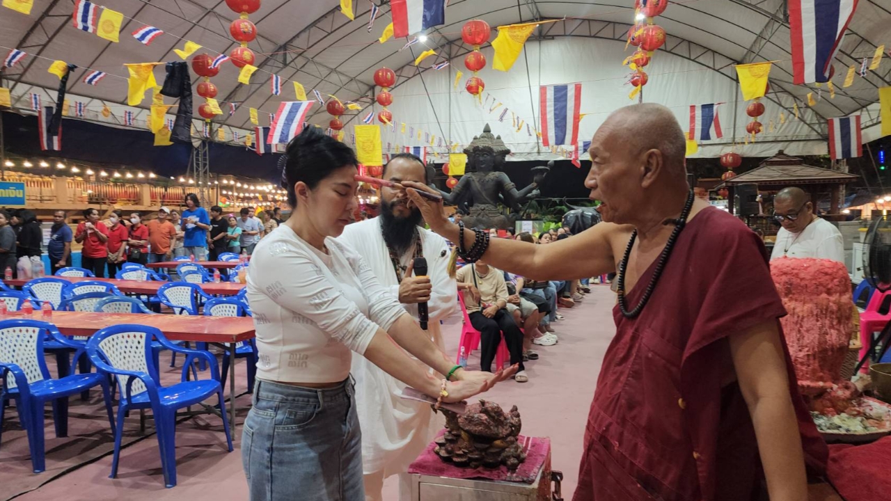 คอหวยลุ้น “เลขเด็ด” แบงค์ขวัญถุง นักร้องลูกทุ่งดังขอพรพระพรหม วัดสว่างอารมณ์