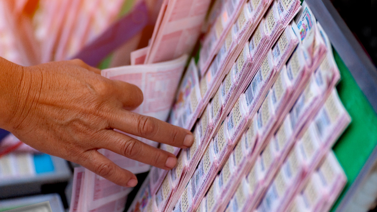 หวยออกกี่โมงวันนี้ เช็กเวลาและเงินรางวัลที่ 1-5 เตรียมเป็นเศรษฐีหน้าใหม่