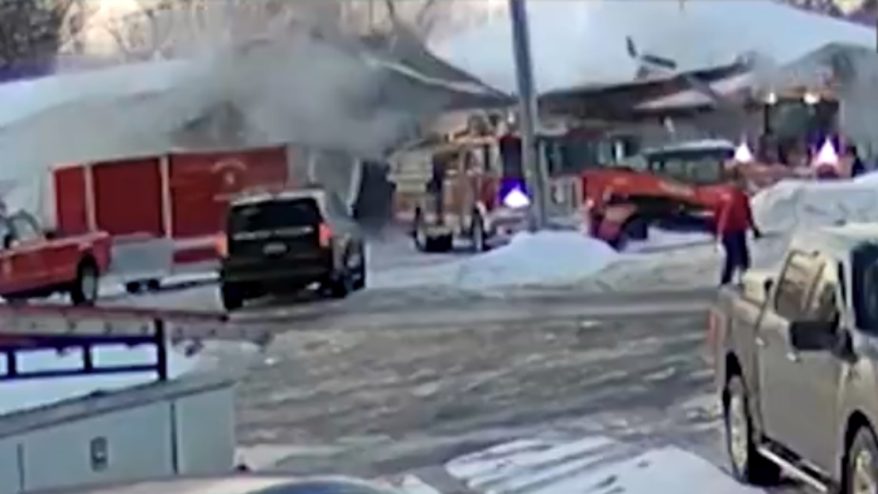 ระทึก หลังคาอาคารดับเพลิงสหรัฐฯพังถล่ม หลังหิมะตกหนักรับน้ำหนักไม่ไหว (คลิป)