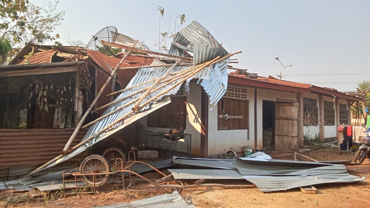 พายุฤดูร้อนพัดถล่ม จ.สกลนคร รอบแรกของปี เสียหายกว่า 140 หลัง