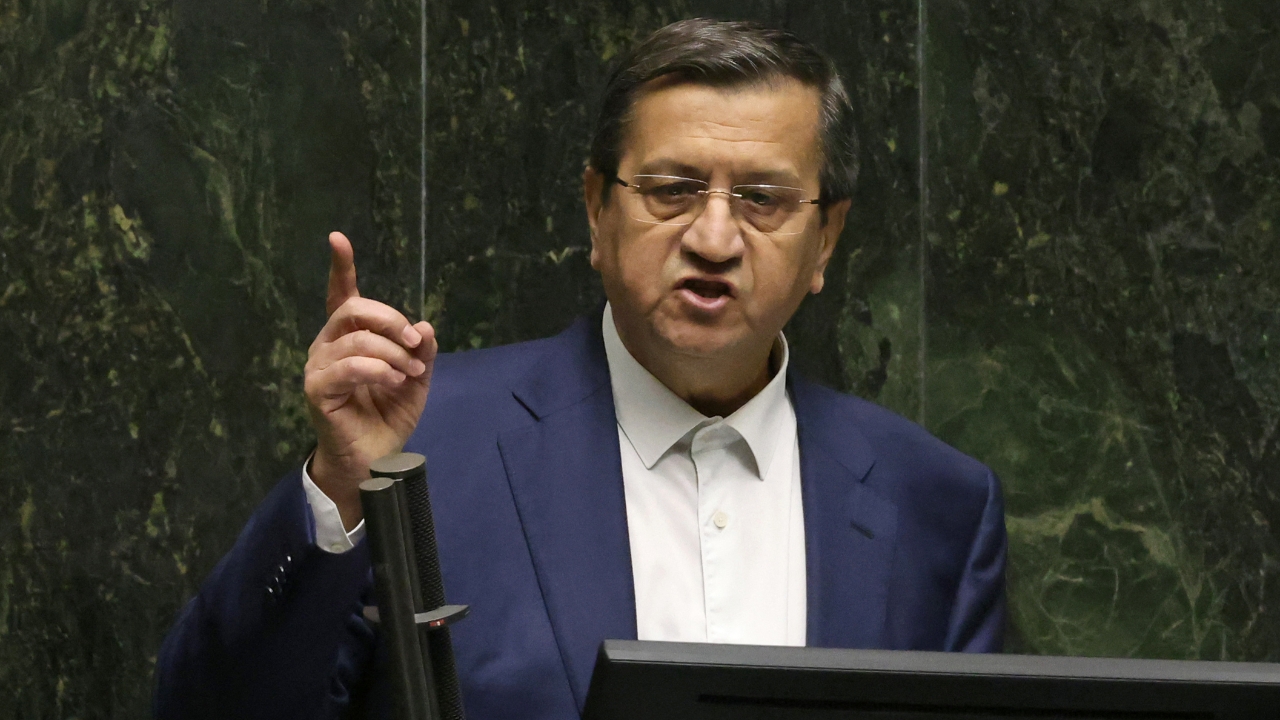 สภาอิหร่านมีมติถอดถอนรัฐมนตรีเศรษฐกิจ หลังเงินเฟ้อพุ่ง ค่าเงินตก