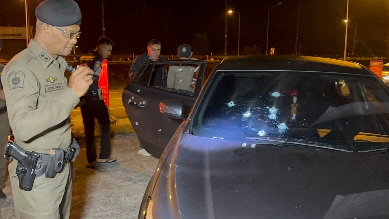 กลุ่มเยาวชน 16 ปี ขับเก๋ง ถูกคู่อริยิงถล่มกว่า 10 นัด เจาะโหนกแก้มเจ็บ