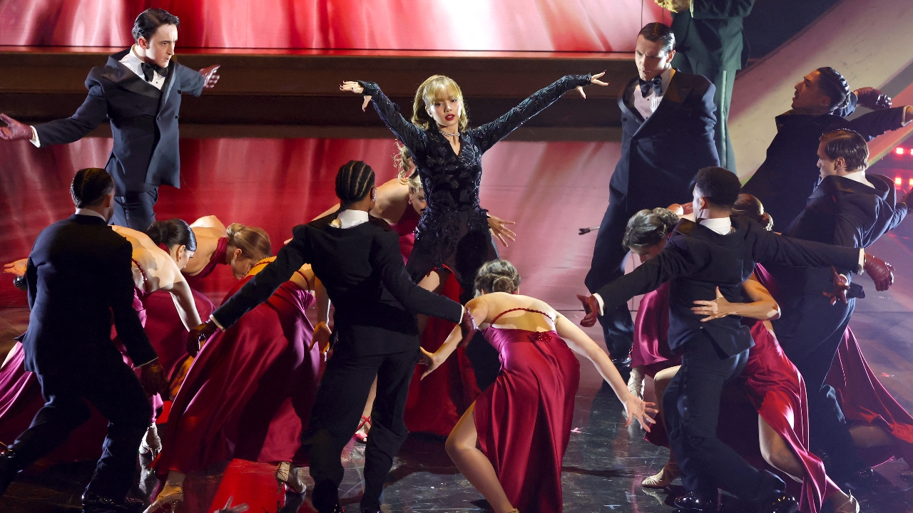 "ลิซ่า" สุดปัง ขึ้นเวทีออสการ์ 2025 โชว์พลังเสียงร้องเพลงประกอบเจมส์ บอนด์ 