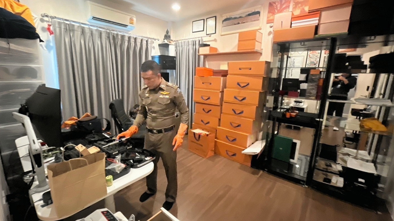 บุกค้นเว็บพนัน เงินหมุน 960 ล้าน ยึดทรัพย์สินรถหรู โฉนดที่ดิน ปืน มูลค่าร่วม 35 ล้าน