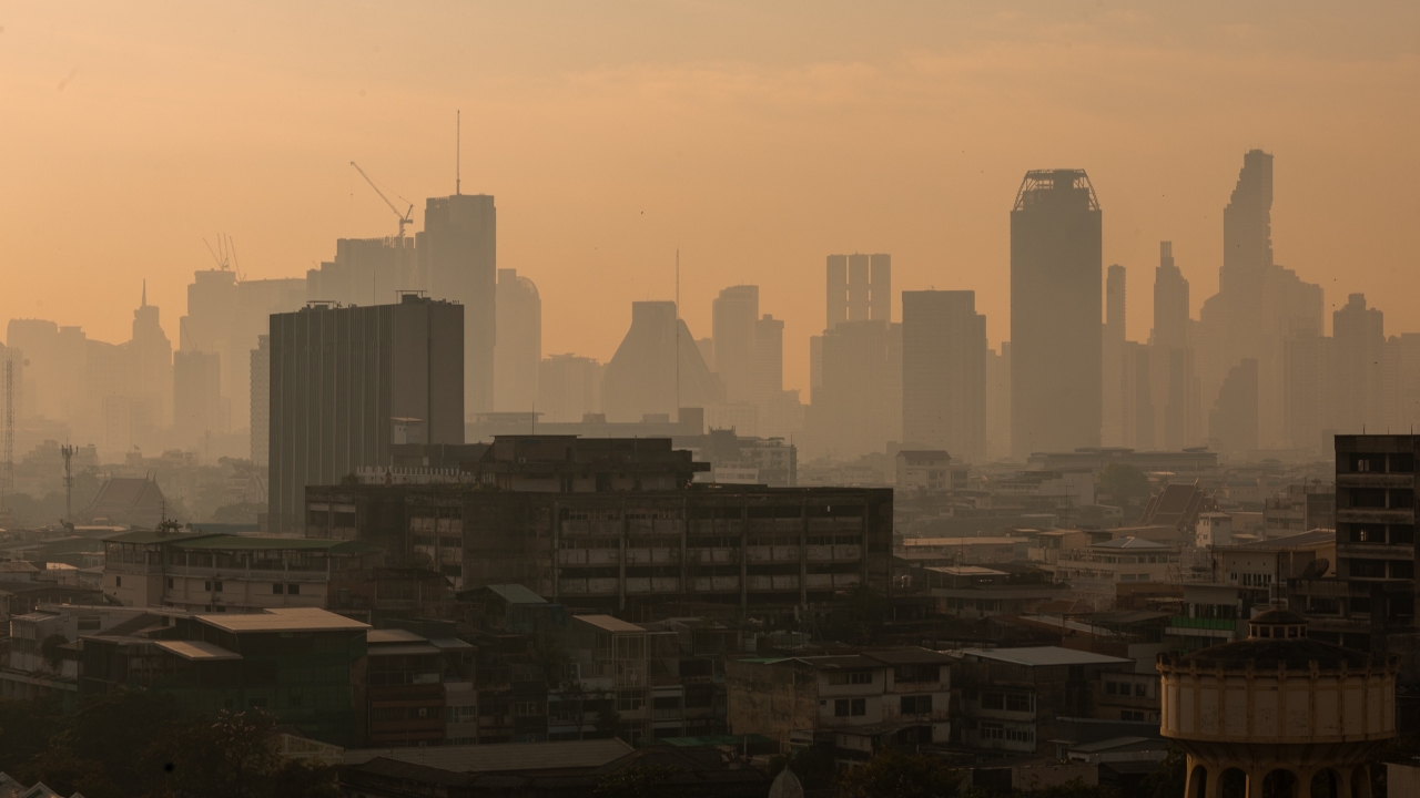 เช้านี้ ฝุ่น PM 2.5 ยังเกินเกณฑ์บางจังหวัด กทม. มีแนวโน้มลดลง สีส้ม 9 พื้นที่