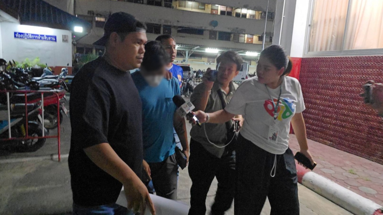 รปภ.เมากร่าง ต่อยพ่อค้าไส้กรอกอีสานไม่ยอมให้กินฟรี พลเมืองดีใช้กรรไกรแทงดับ