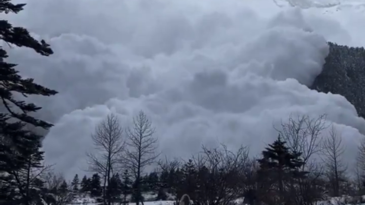 นักท่องเที่ยวระทึก วิ่งหนีหิมะถล่มจากยอดเขาในยูนนาน (คลิป)