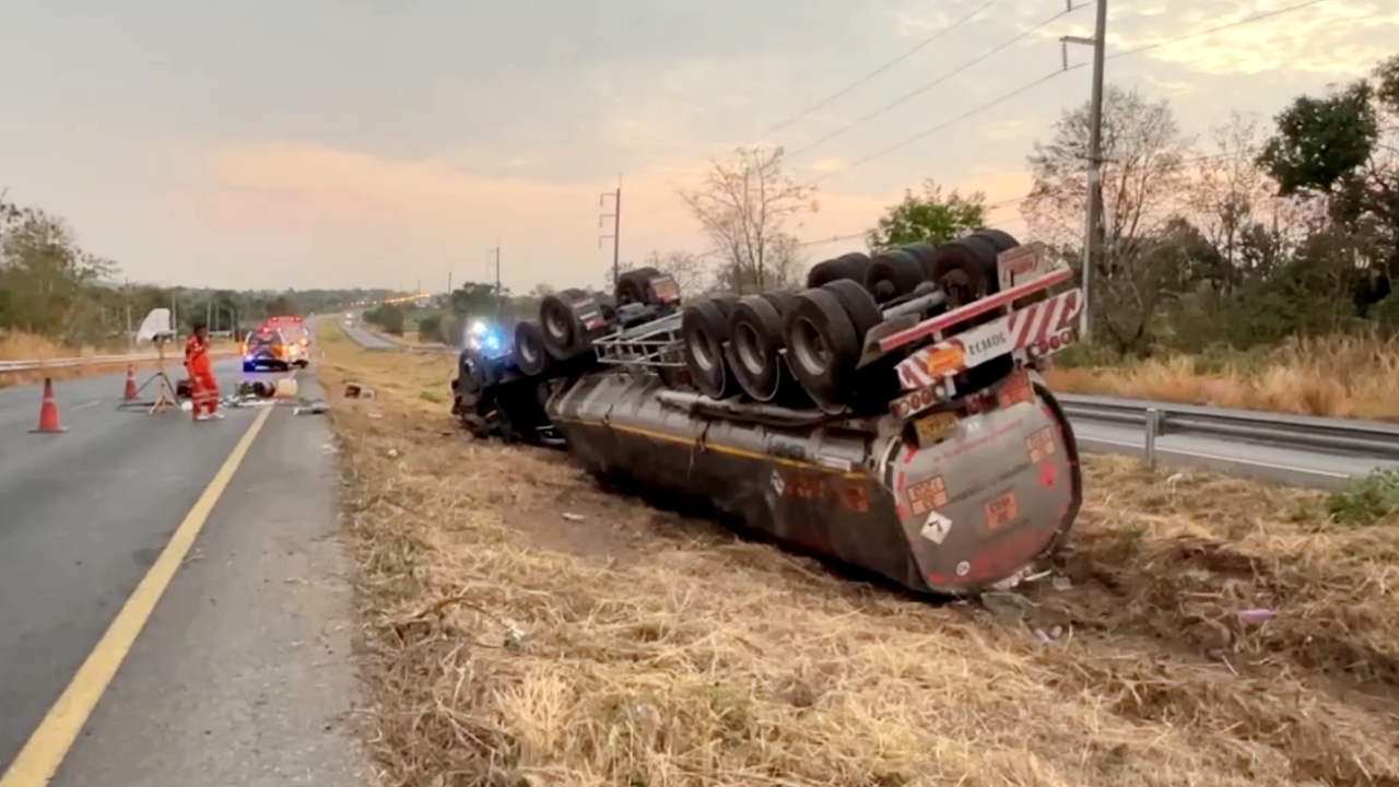 ระทึก รถพ่วงบรรทุกน้ำมัน 43,000 ลิตร หลุดโค้งหงายท้อง คนขับเสียชีวิต