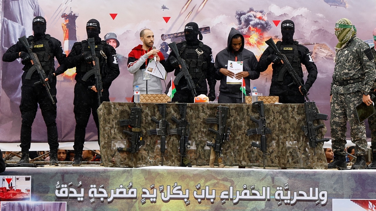 ฮามาสปล่อยตัวประกันที่ยังมีชีวิต 6 คนสุดท้ายในการหยุดยิงเฟส 1