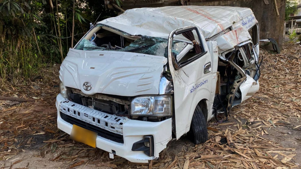 รถตู้พุ่งชนท้าย จยย. เสียหลักพลิกคว่ำ บาดเจ็บนับ 10 ราย เด็กวัย 6 เดือนดับ