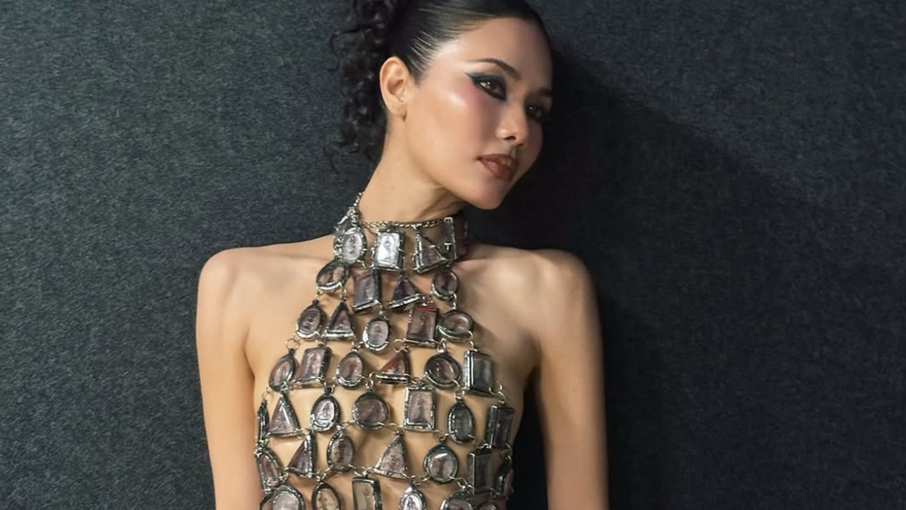 น้ำตาล ชลิตา เสิร์ฟโนบราสวมชุดกรอบพระเครื่อง ลั่นซูมดีๆ อย่าเพิ่งดราม่า 