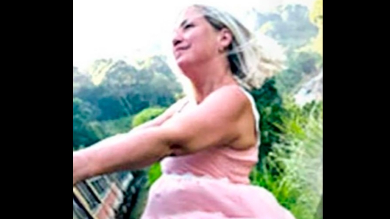 หญิงรัสเซียเอนตัวออกจากรถไฟศรีลังกา เพื่อถ่ายรูป แต่โดนหินชนดับสลด