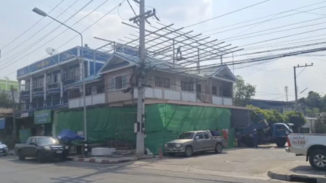 ไฟฟ้าแรงสูง ช็อตคนงานบนหลังคาตึก เจ็บ 3 ในจำนวนนี้สาหัส 2