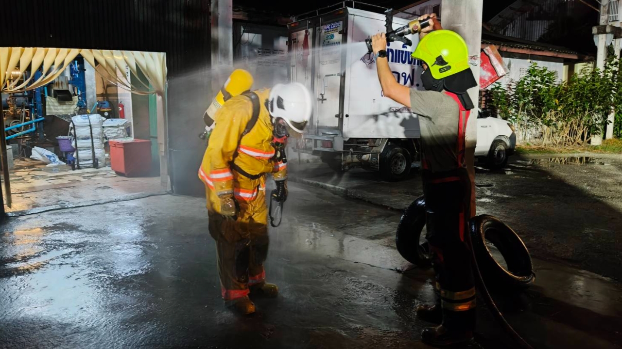 วุ่นกลางดึก แอมโมเนียโรงน้ำแข็งรั่ว เจ้าหน้าที่เร่งอพยพชาวบ้าน-คนป่วย