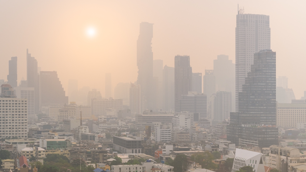 เช้านี้ ฝุ่น PM 2.5 ยังเกินมาตรฐานหลายจังหวัด กทม. กลับมาสีส้ม 56 พื้นที่
