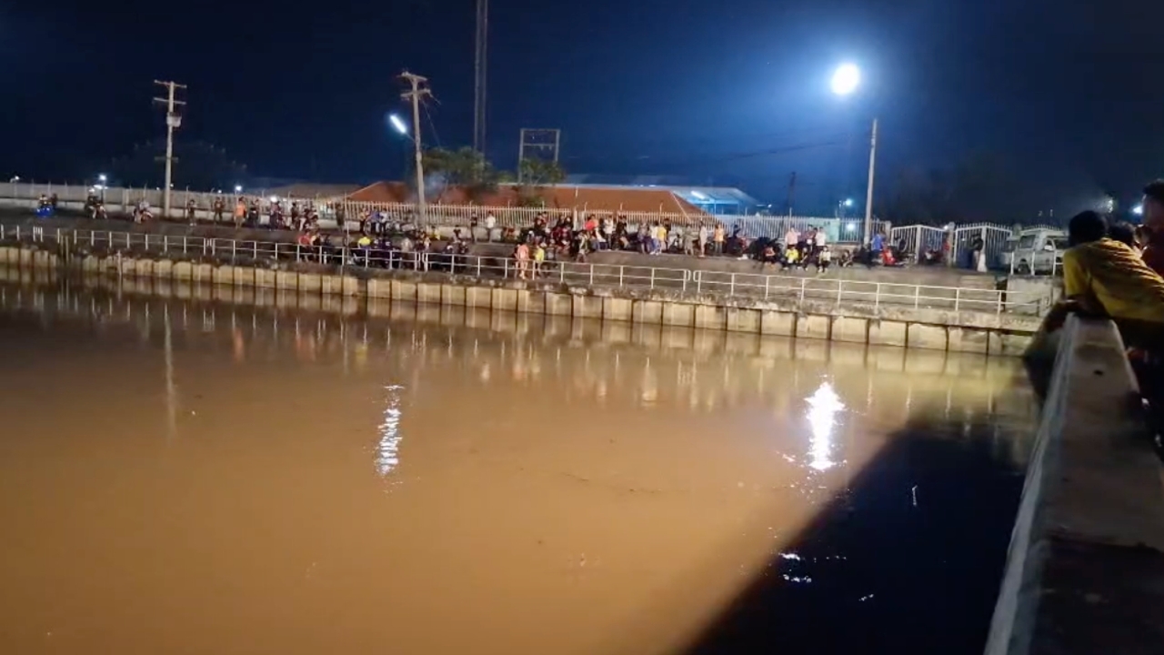 พบแล้ว ร่างหนุ่มฮีโร่ ช่วยชีวิตคนขับกระบะชนเก๋งตกคลอง ส่วนตัวเองจมหาย