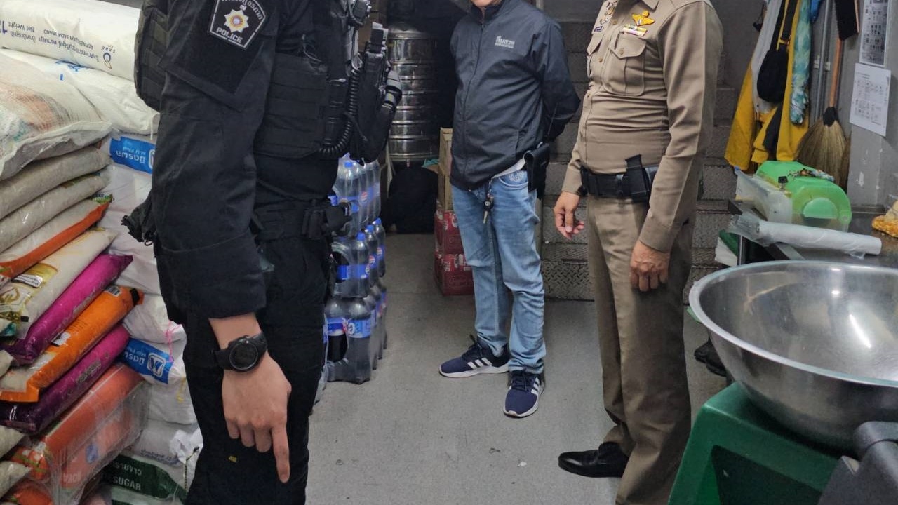 แค้นถูกตำหนิ พนักงานร้านสะดวกซื้อ คว้ามีดแทงผู้จัดการร้าน ดับในห้องเก็บของ