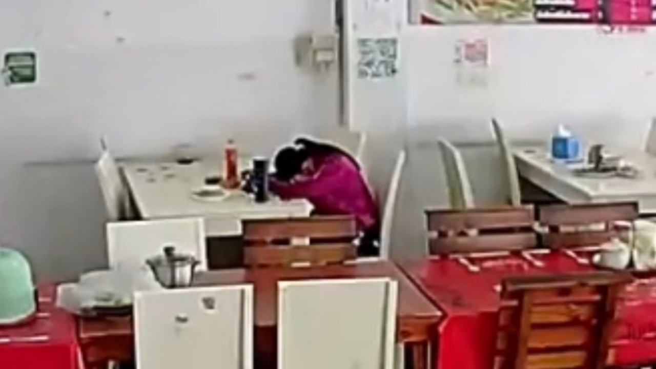 นศ. มหา'ลัยดัง ขายพวงกุญแจ ส่งตัวเองเรียน เหนื่อยจนหลับคาโต๊ะร้านข้าว 