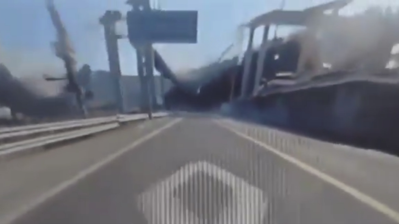 ระทึก สะพานกำลังก่อสร้างพังถล่มในเกาหลีใต้ ฝังกลบคนงานดับ 2 ศพ เจ็บ 5 ราย (คลิป)