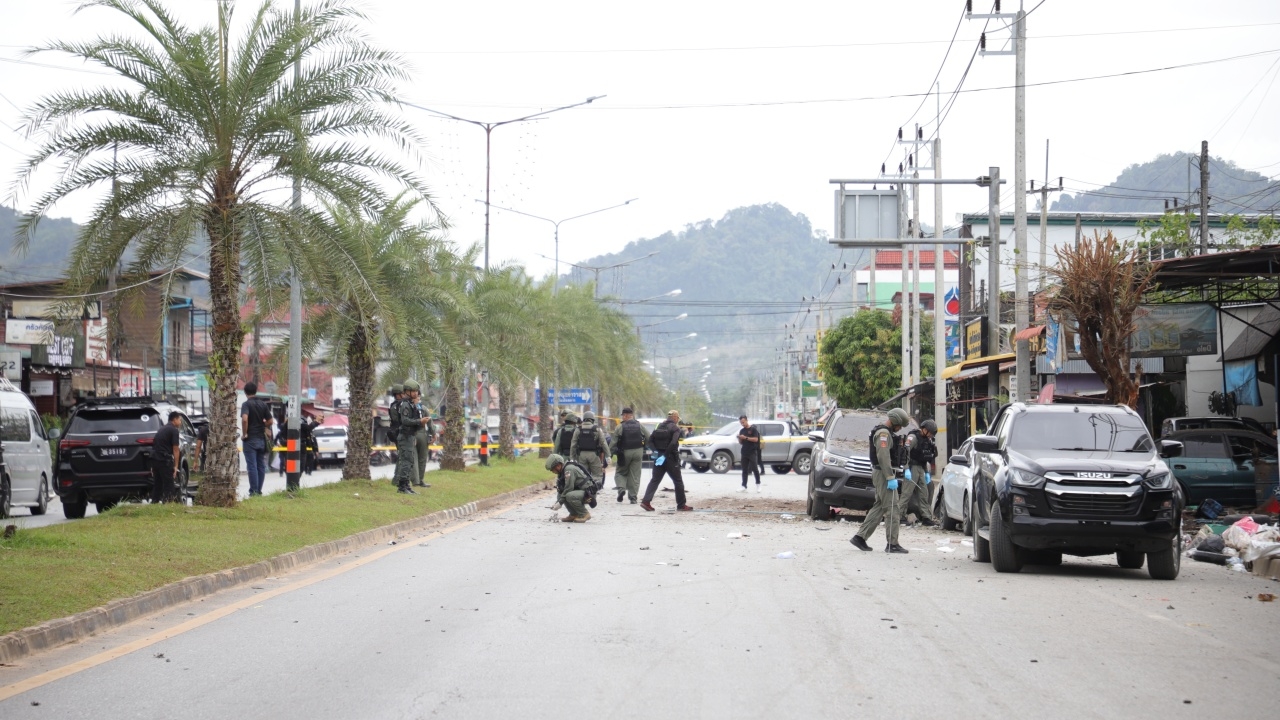 จนท. ตรวจสอบเหตุบึ้มหน้าร้านสะดวกซื้อ พบเป็นระเบิดแสวงเครื่อง บรรจุในถังดับเพลิง